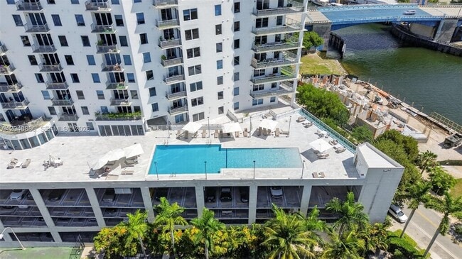 Foto del edificio - 10 SW South River Dr