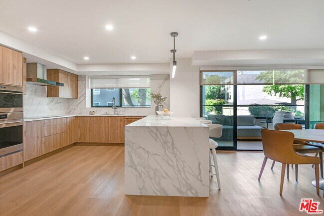 Foto del edificio - 350 N Palm Dr