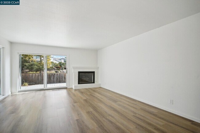 Foto del edificio - 119 Cypress Point Way