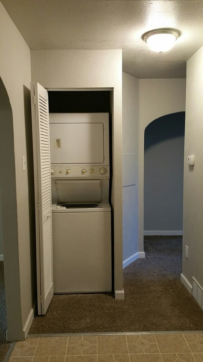 Laundry - 4362 Depew St