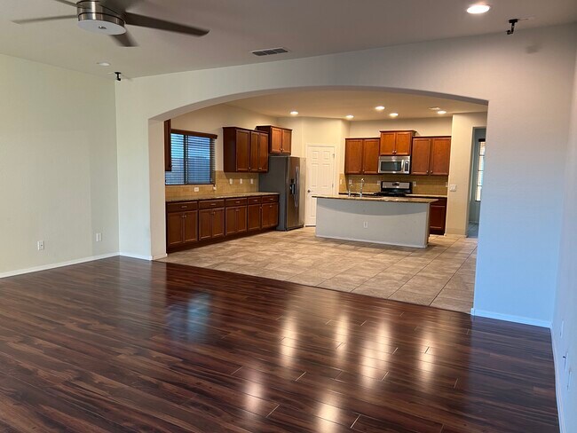Building Photo - 1019 W Spur Dr