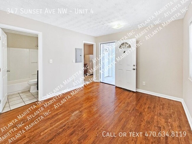 Building Photo - Spacious 2-Bedroom Apartment Near Benz Sta...