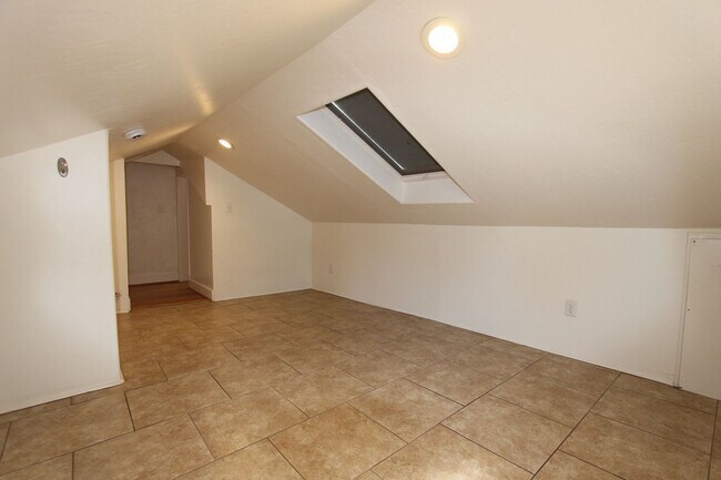Foto del edificio - Charming 3BR Home Near Downtown | Hardwood Floors + Washer/Dryer