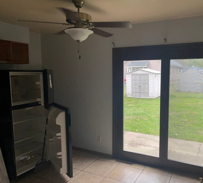 Puerta francesa que da a un patio trasero cercado y a un cobertizo de almacenamiento. - 721 West St