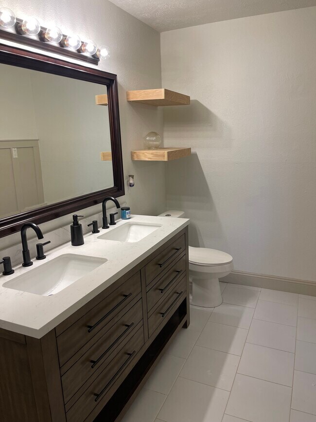 Foto del edificio - 1202 E Princeton Ln