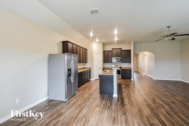 Foto del edificio - 11811 Wolf Cyn