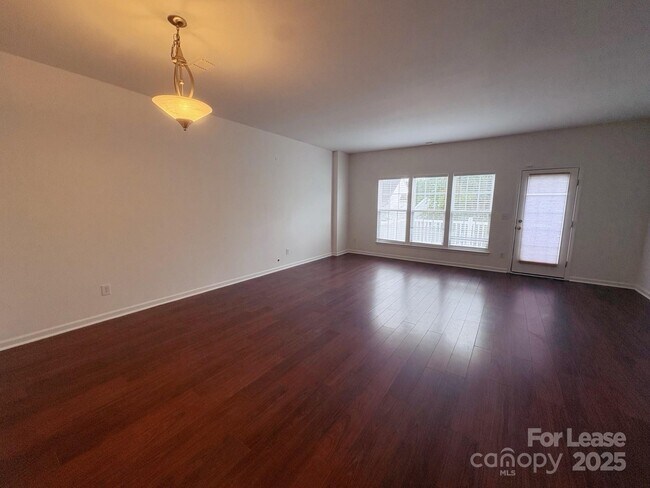 Foto del edificio - 15610 King Louis Ct