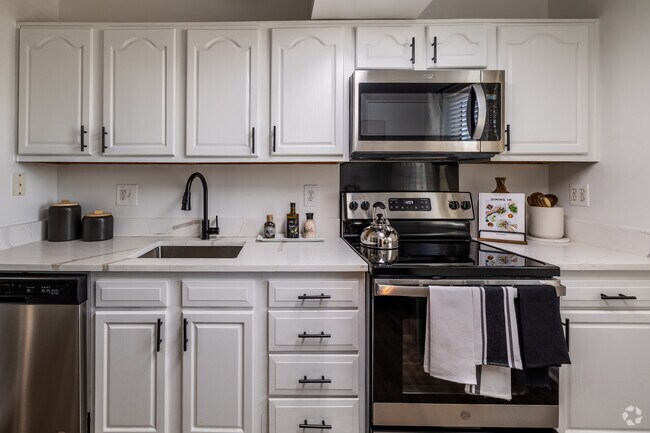 El Boston 2BR, 1BA -900SF - Cocina - ReNew White Marsh
