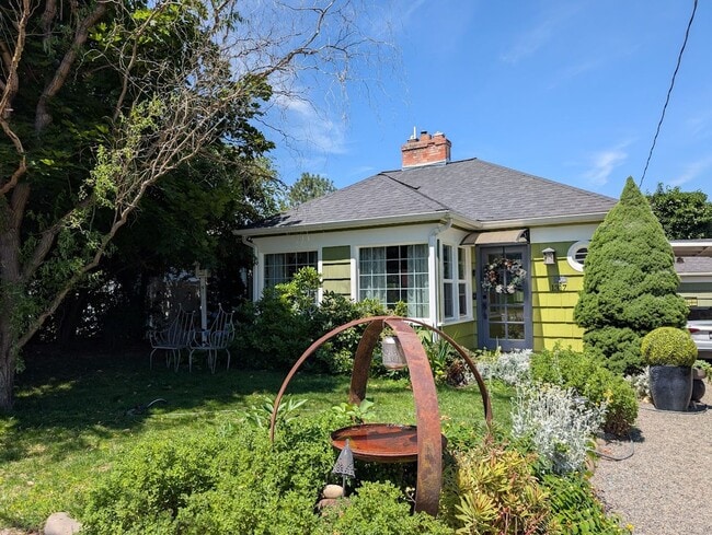 Building Photo - Stunning 4 Bedroom Normal Hill House - Pet-Friendly!