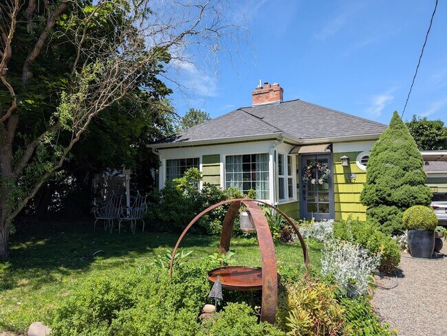 Foto del edificio - Stunning 4 Bedroom Normal Hill House - Pet-Friendly!
