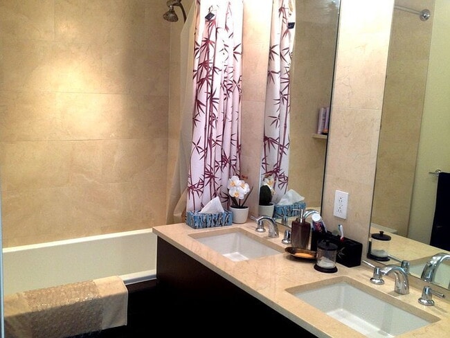 Building Photo - "Chic 1-Bedroom Apartment with Hardwood Fl...