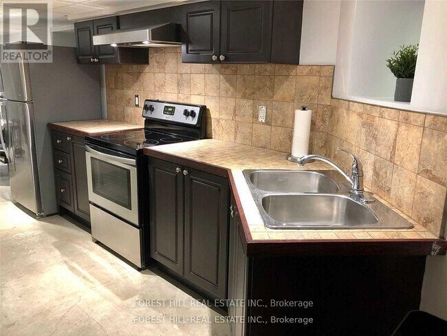 Photo du bâtiment - LOWER - 42B RADFORD AVENUE