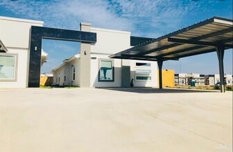 Building Photo - 808 W Carmel Ave