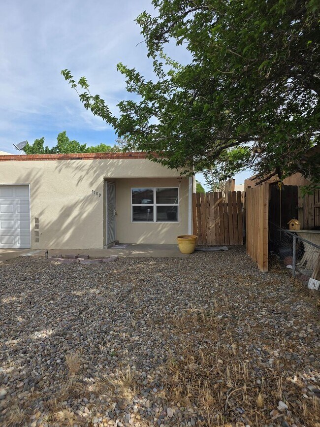Building Photo - Close in West Side 2 bedroom 1.75/ba 1/cg