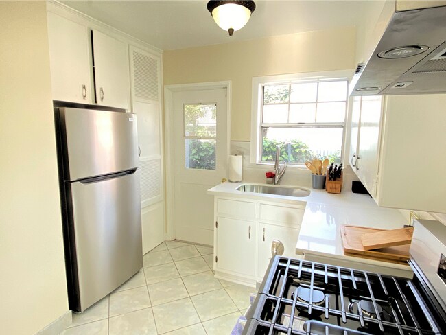 Building Photo - 438 1/2 N Glenwood Pl