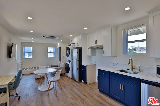 Foto del edificio - 1237 W 25th St