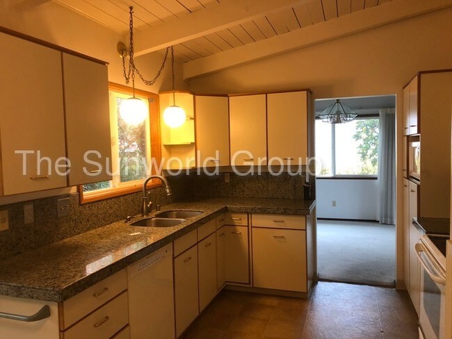 Foto del edificio - THREE BEDROOM SPLIT LEVEL HOME