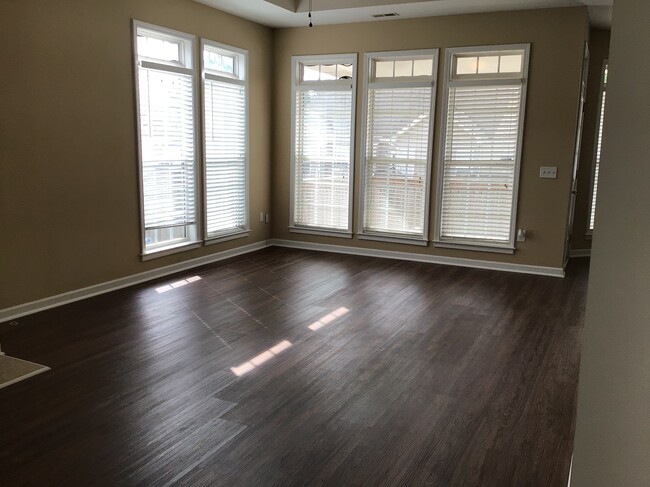 Building Photo - 303 Stallion Rd
