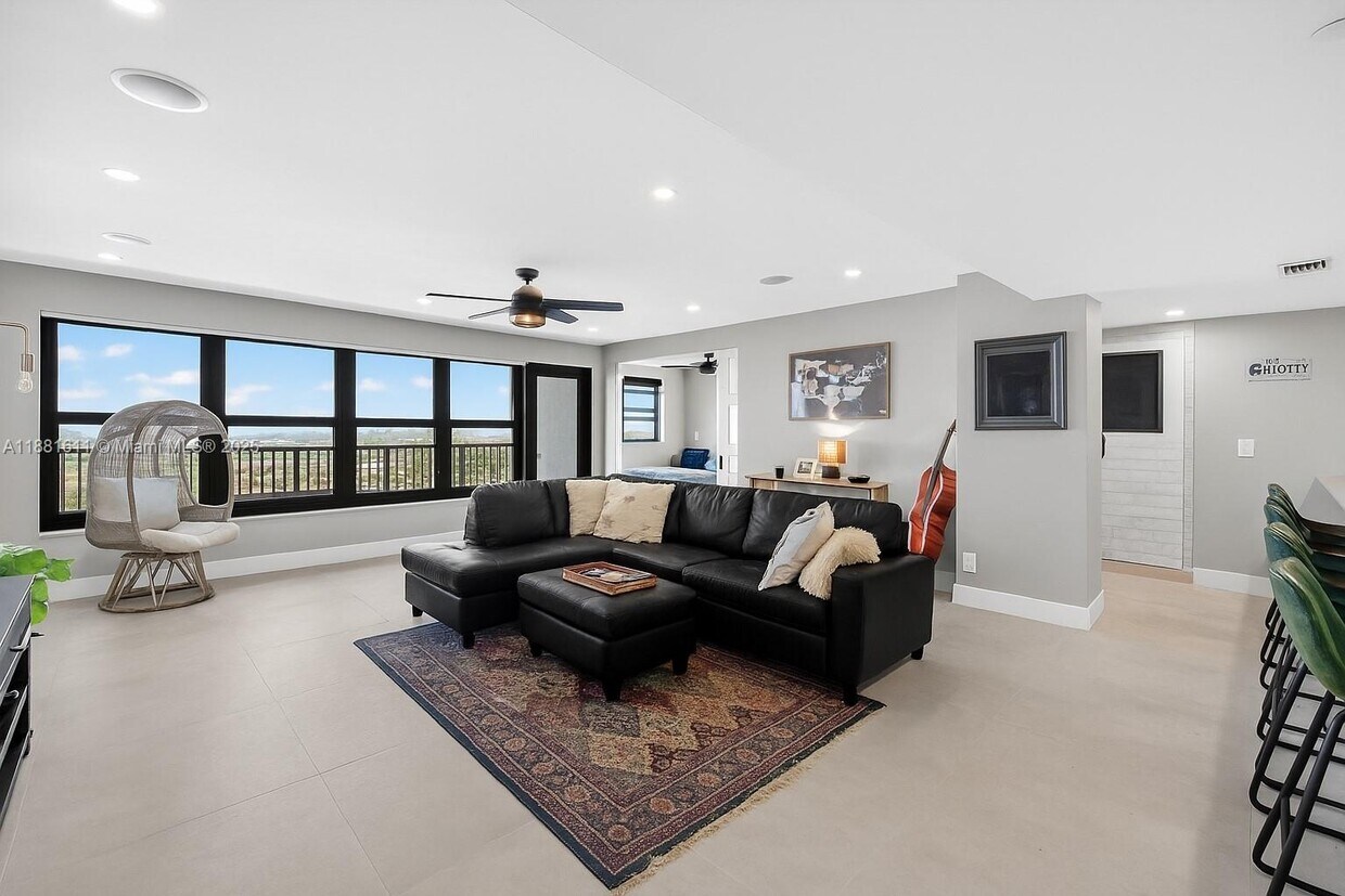 Foto principal - 3200 Port Royale Dr N