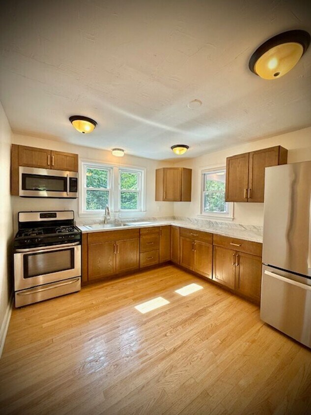 Foto principal - Updated, spacious 1 bedroom 1 bath located...