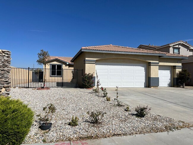 Foto del edificio - 3 bedroom 2 bath home with large yard avai...