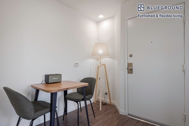 Foto del edificio - 1353 N Martel Ave