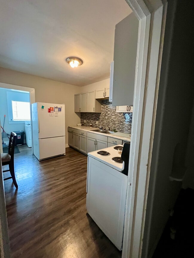 Kitchen - Shared Space - 2077 Cascade Rd SW