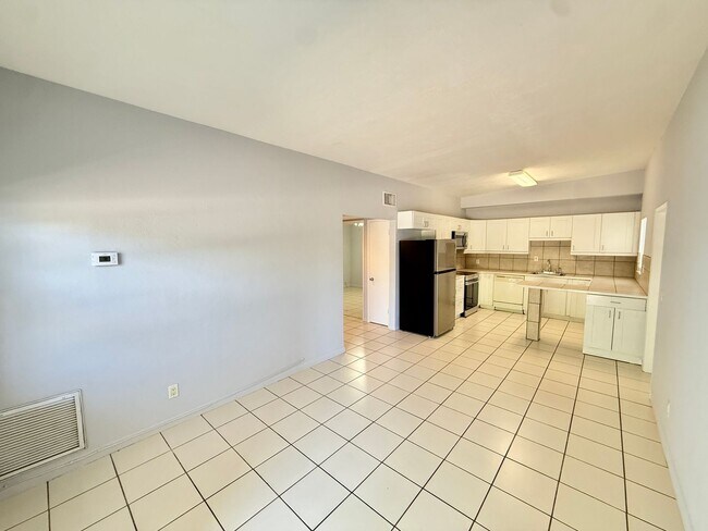 Foto del edificio - Sensational 2 bed 1 bath in the heart of Wilton Manors! 2 parking spots with laundry!