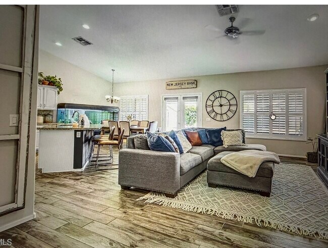 Vista desde la entrada - 2913 E Runaway Bay Pl