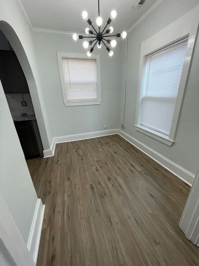Foto del edificio - Completely Remodeled Home in Queensborough