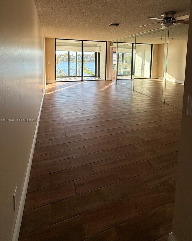 Building Photo - 201 Lake Pointe Dr