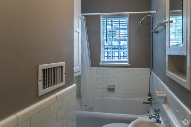 Britton Manor Hall Bath - Overton Garden Apartments