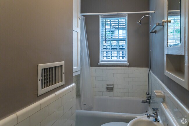 Britton Mansión Sala de baño - Overton Garden Apartments