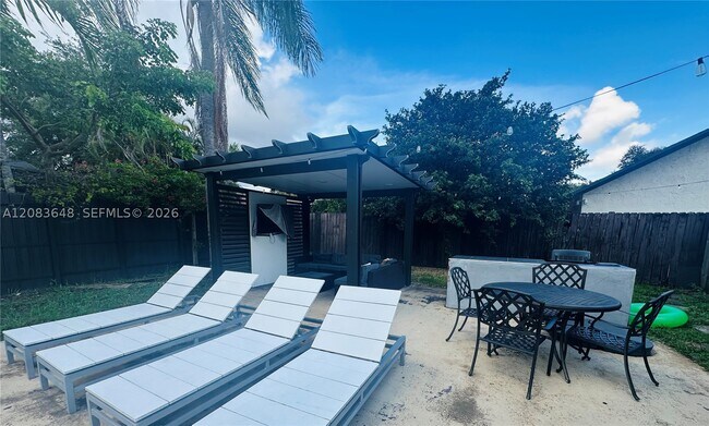 Foto del edificio - 851 NE 205th St
