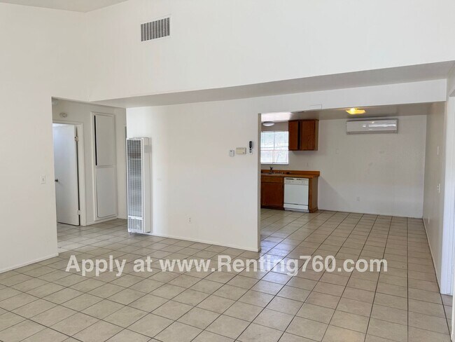 Building Photo - Spacious 2 Bed 1 Bath Home With Indoor Lau...