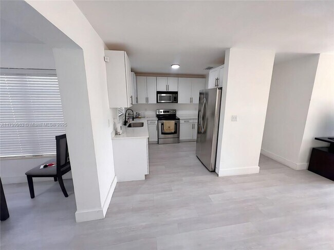 Foto del edificio - 3361 NW 5th Pl