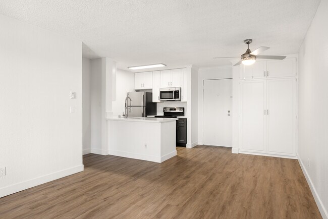 Un espacio dedicado a la conexión y la buena comida. - Bay Apartments