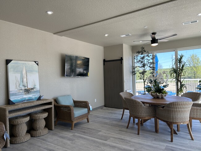 Building Photo - Falcon Ridge Apartments
