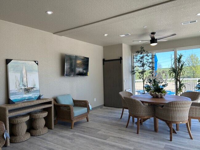 Foto del edificio - Falcon Ridge Apartments
