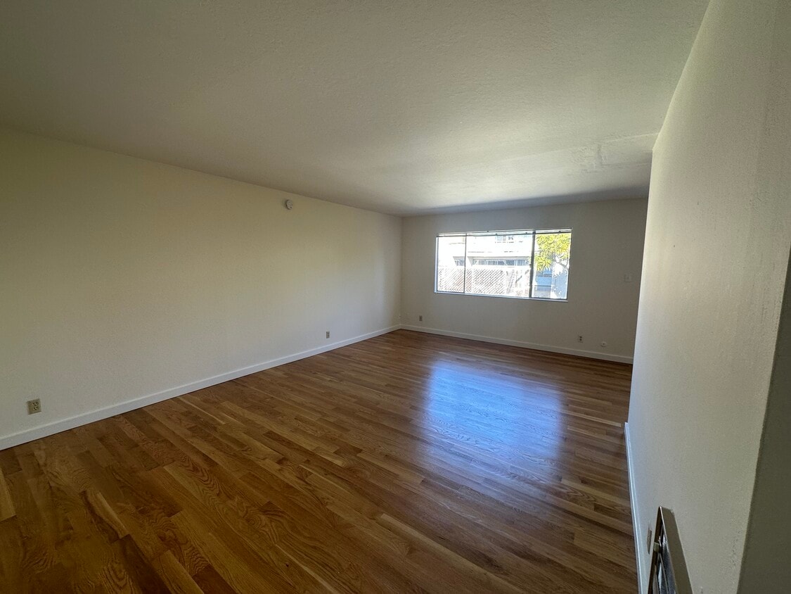 Living - 690 Mariposa Ave