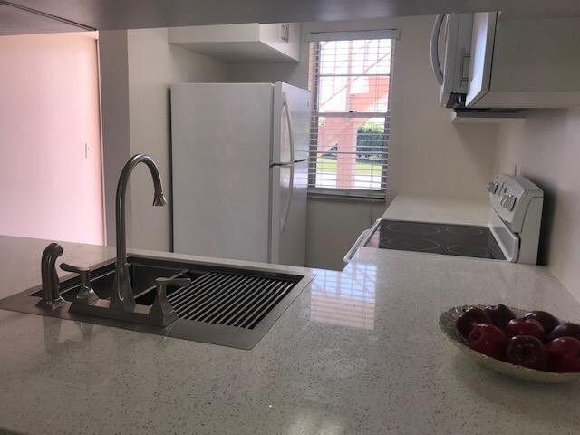 Foto del edificio - 9929 Three Lakes Cir