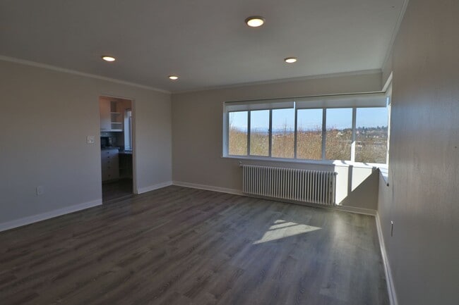 Building Photo - Gorgeous 3 Bedroom Queen Anne Apartment wi...