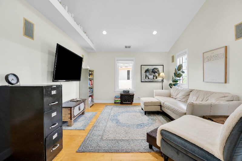 Foto principal - 328 W Frontage Rd