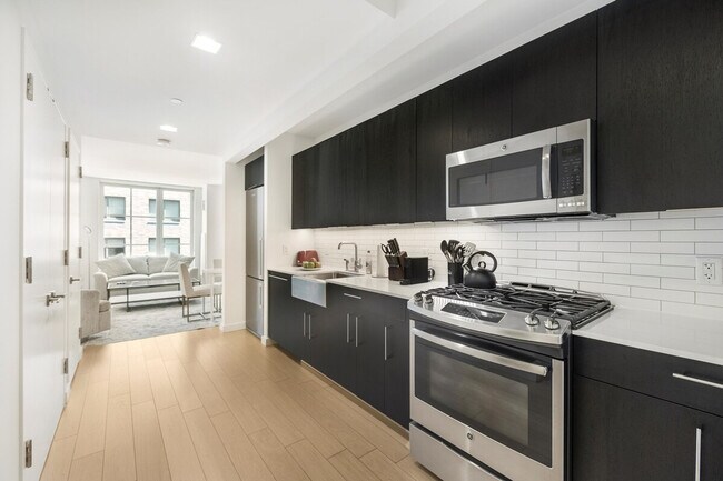 Building Photo - 500 W 50th St