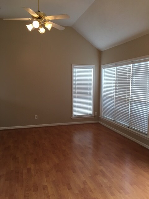 Foto del edificio - 107 Glen Meadow Ct