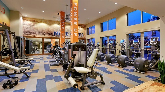 Gimnasio moderno con vista a la terraza de la piscina - Reata Oakbrook Village
