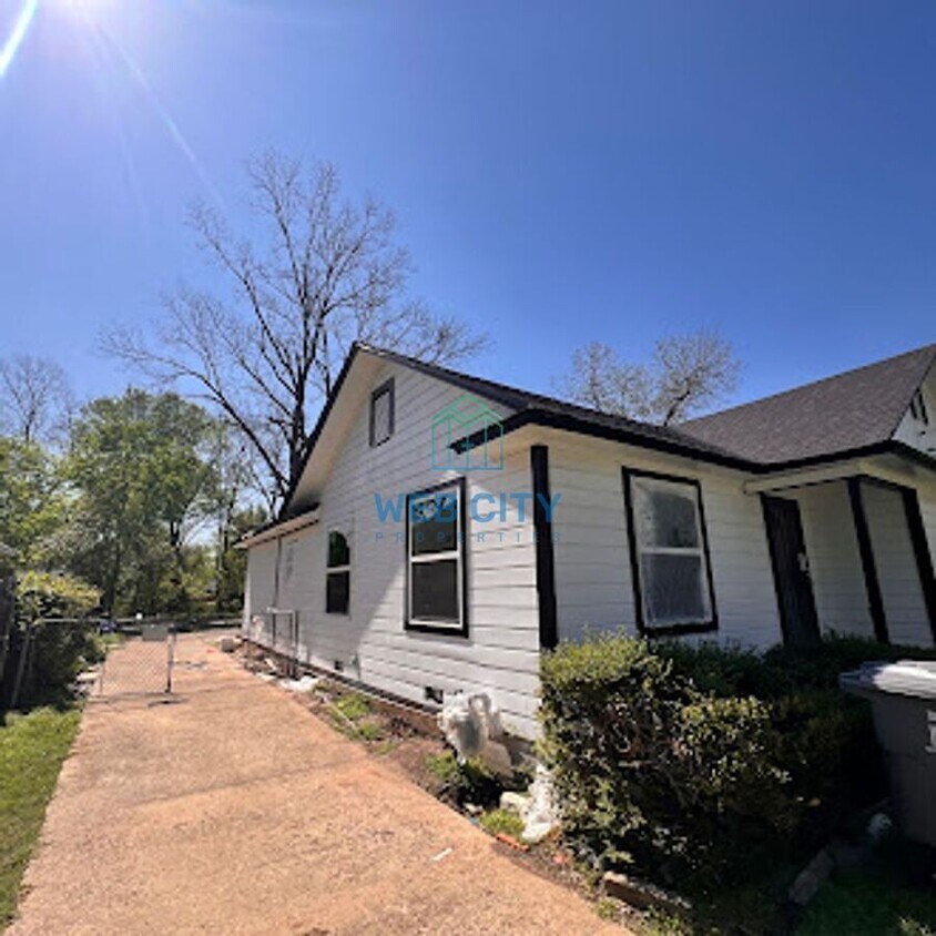 Building Photo - 2620 Exline St