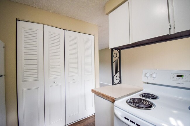 Building Photo - Bright and Spacious 2 Bed 1 Bath APT in NE...