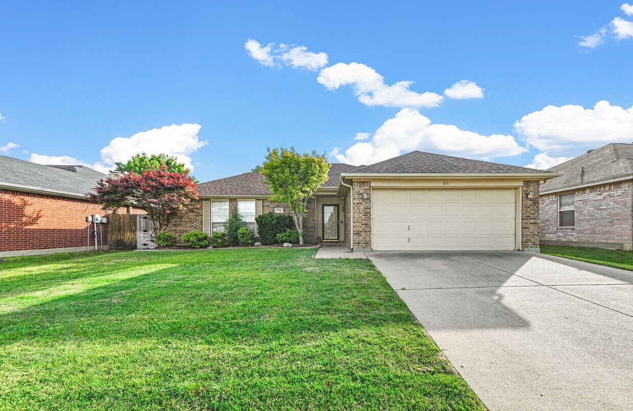 Foto principal - Pristine 3/2/2 on manicured grounds!