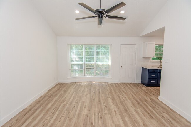 Foto del edificio - 12811 Sandy Hook Dr